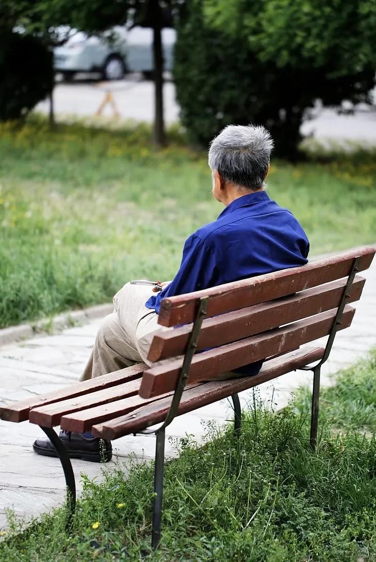 奉劝做子女的别老管着老人抽烟。我大舅今年73岁了，抽了一辈子烟，前阵子去我表姐家