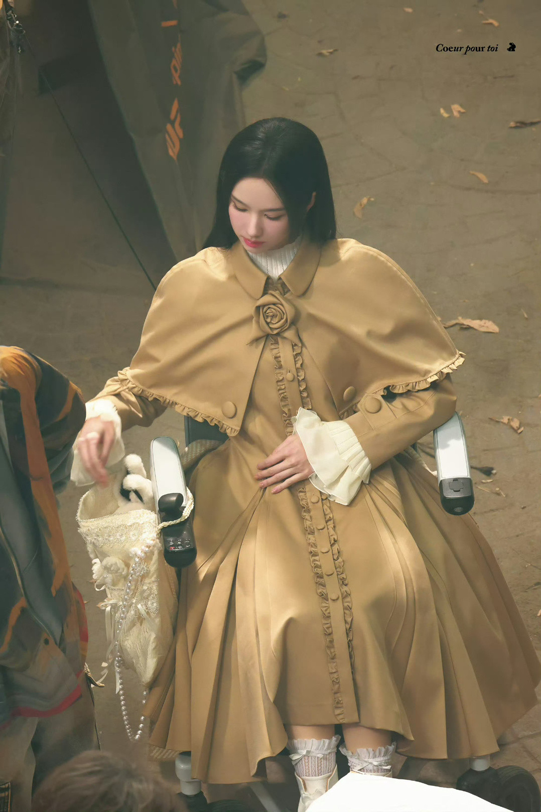 陈都灵白幼薇一比一复刻官宣海报，这也太还原了，美爆了！