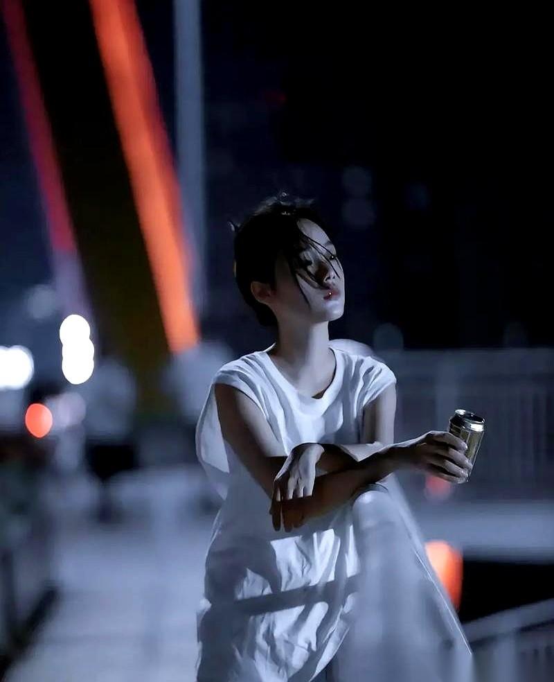 真以为女人到了五十就六根清净，心如止水了？别逗了。心里的那点儿火，有时候烧得