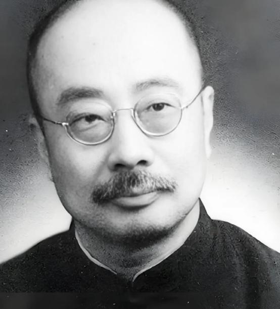 1936年，鲁迅去世的第2天，和鲁迅反目成仇13年的弟弟周作人，若无其事地去学校