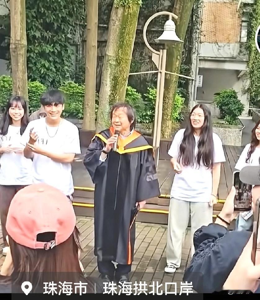 王世坚真的来大陆了。他在拱口海关还现场唱了几句《没出息》这首非常喜乐的歌曲。看来