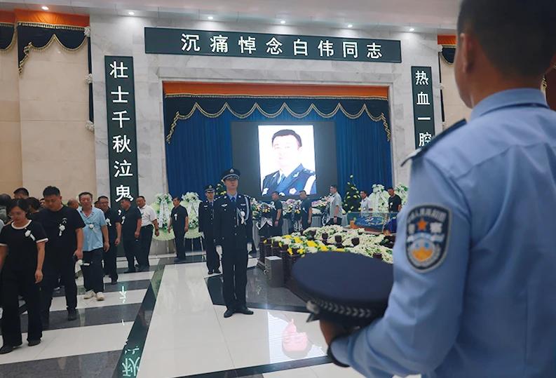 沉痛送别！滨州民警白伟因公牺牲9月12日13时，山东省滨州市殡仪馆内庄严肃穆