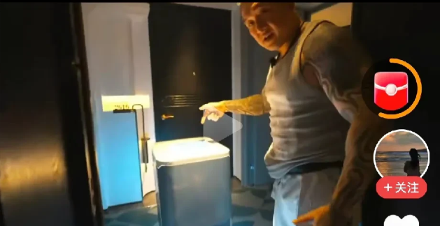 台湾网红馆长入住上海某酒店之后，点的餐竟然被机器人送上来了，他非常的惊讶，并带着