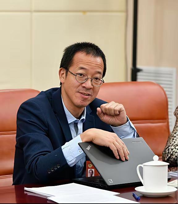 俞敏洪这话，戳中多少人的痛处。两个家境优渥的大学同学，一个抑郁成癌，一个精