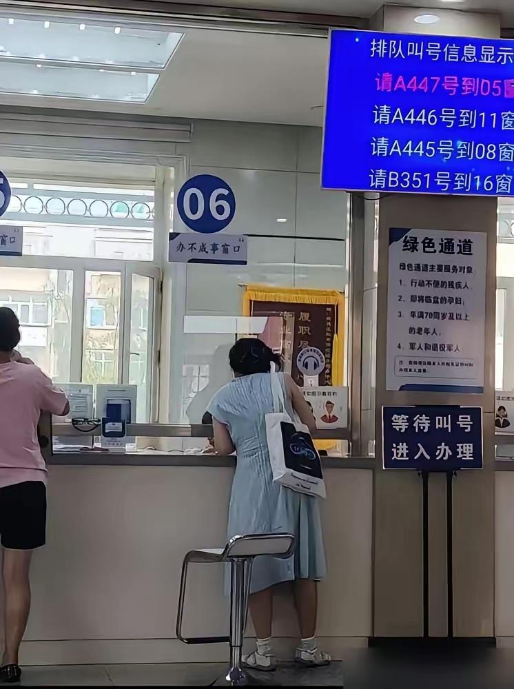 我嫂子在社保局上班，跟我说了句实在话，35岁之后要是不幸失业，千万别着急自己