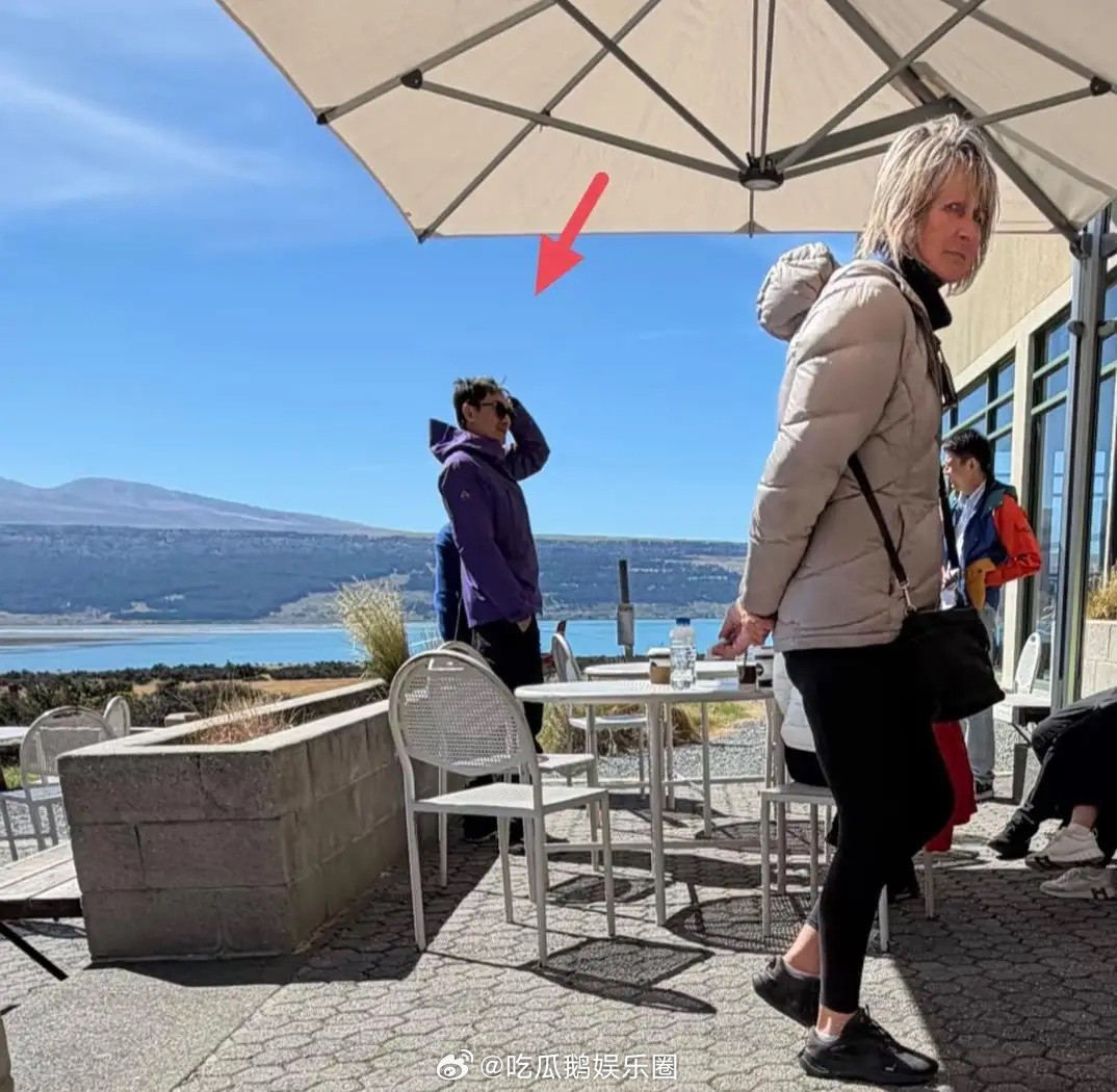 38岁林更新在新西兰旅游被偶遇，他装扮酷帅有型，他戴着墨镜，他穿了一件紫色登山服