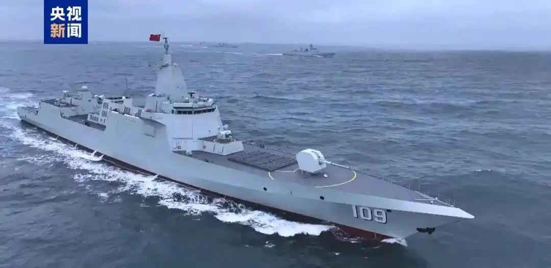 台独势力要害怕了！解放军官宣2艘055服役，交付东部战区，搭载鹰击高超弹可摧毁美