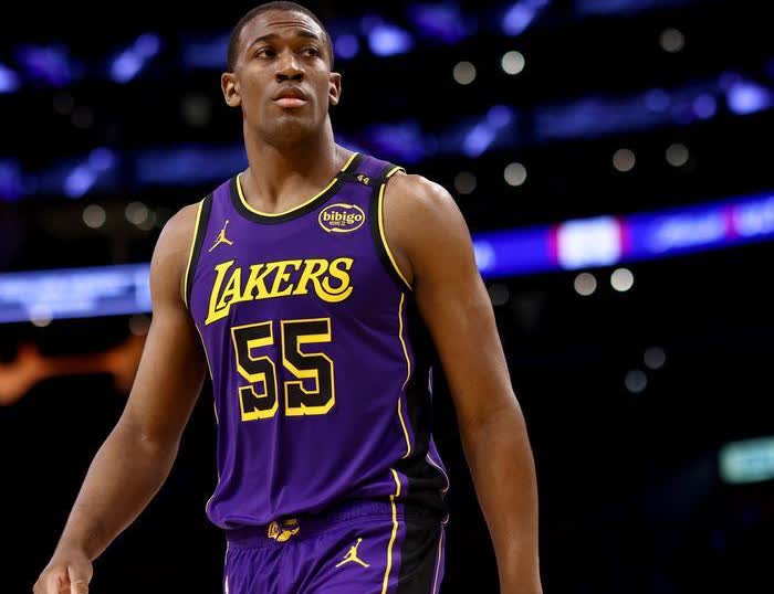 NBA知名记者Shams曝出重磅消息，湖人管理层再度出手调整阵容，正式裁掉中锋杰