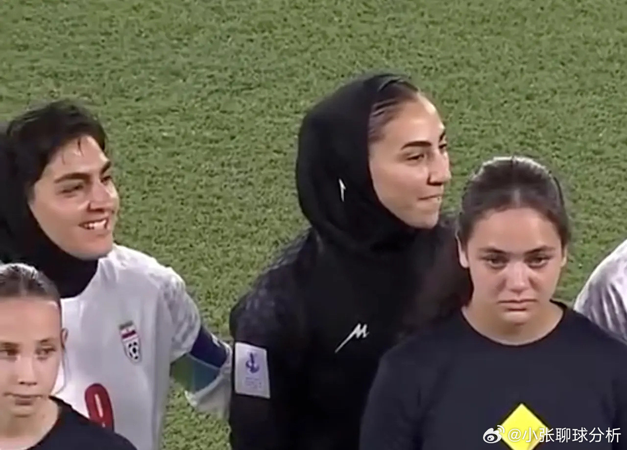 祖国遭袭！戴头巾的伊朗女足球员集体拒唱国歌有人微笑有人落泪北京时间3月2日晚上
