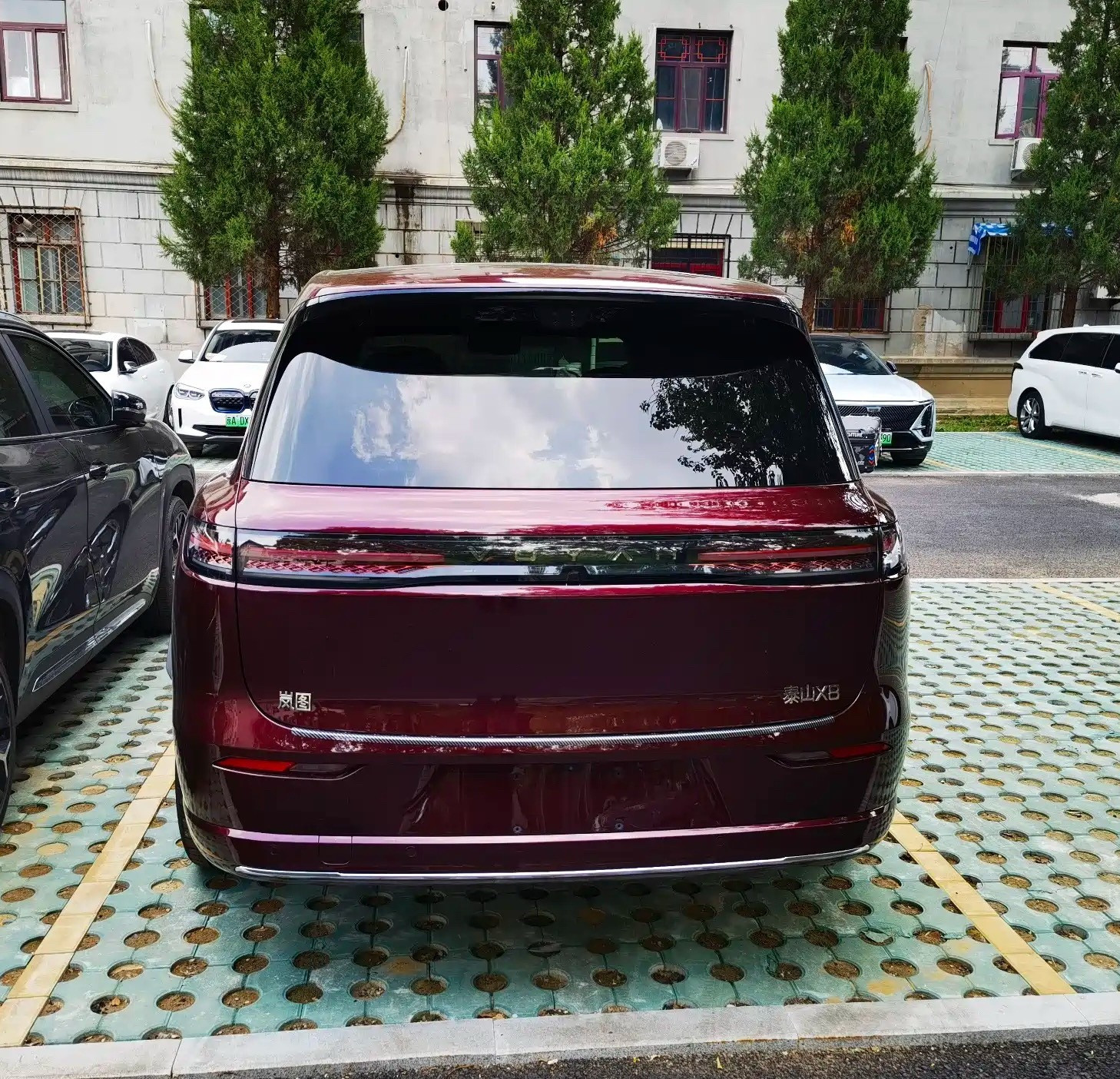 岚图泰山X8，5米2的车身气场沉稳，鲲鹏前脸搭配流光灯组，开出去商务家用都很有面