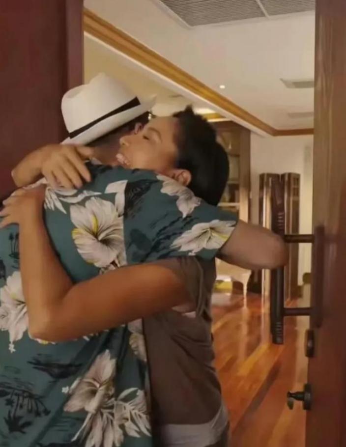 53岁的瞿颖，至今未婚未育，她选择独自在泰国清迈定居，豪宅买在富人区，外观像个小