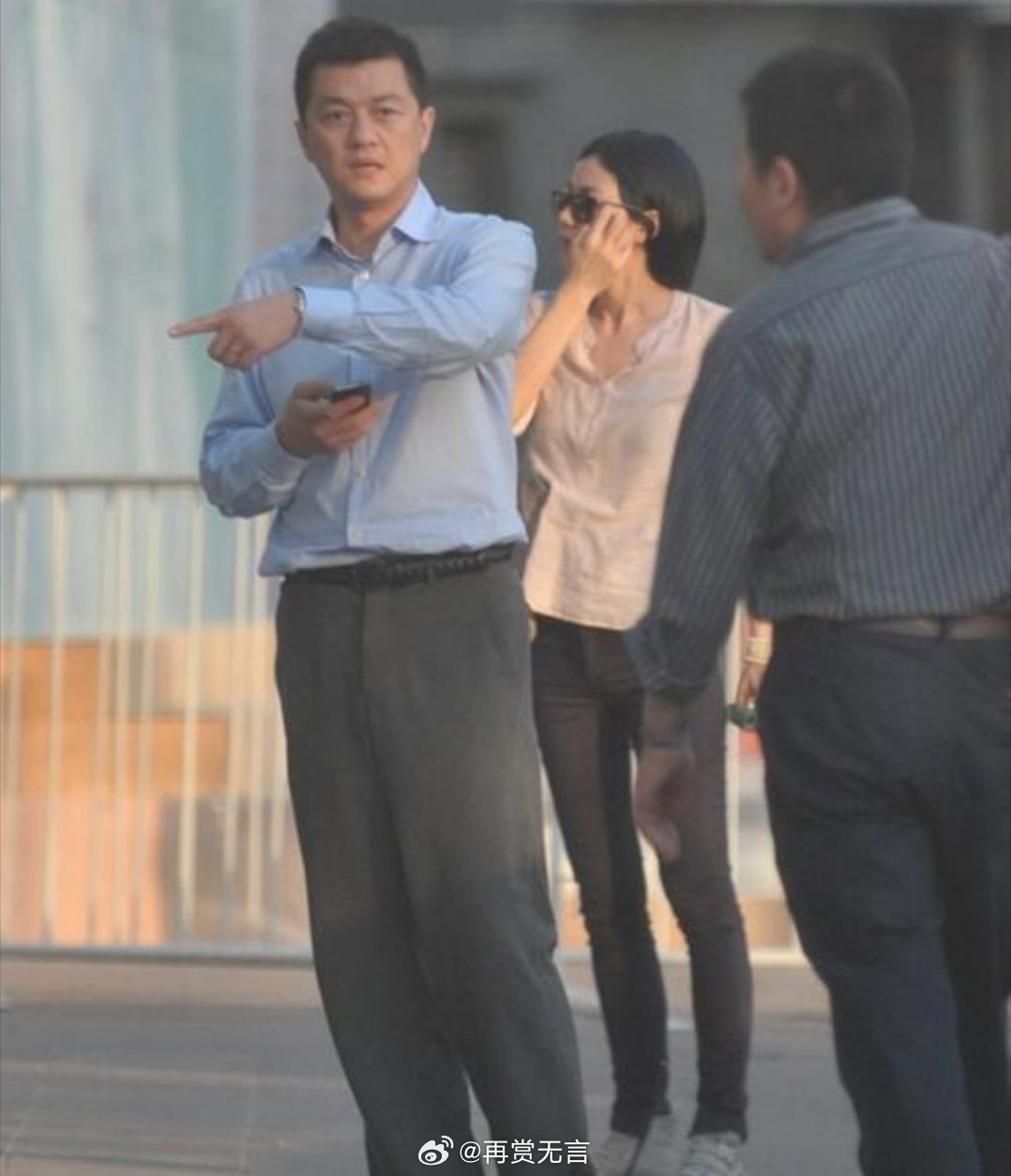 当年站在路边的王菲李亚鹏，一个是京城第一小生，一个是乐坛天后。那时候以为只是寻常