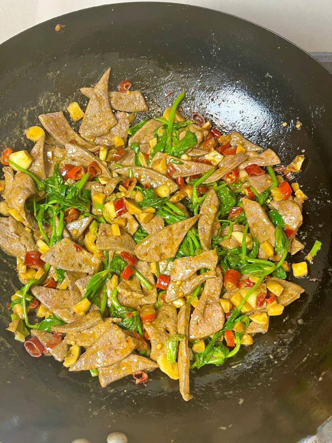 豌豆尖与猪肝的搭配真的是超级给力！滑嫩的猪肝加上嫩嫩的豌豆尖，这样搭配出来，脆嫩