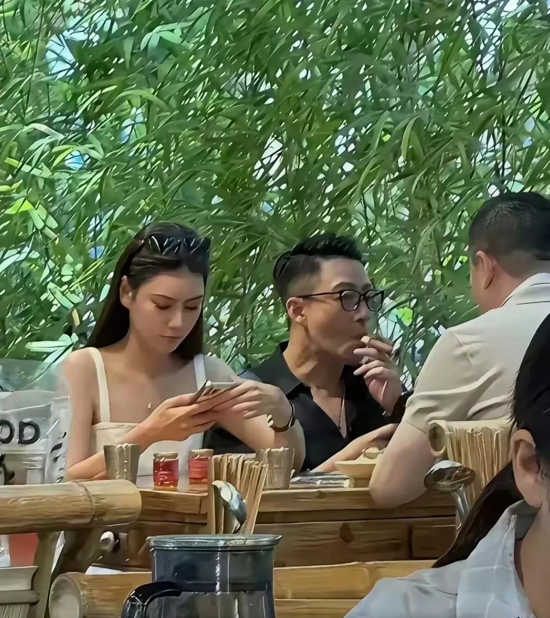 汪小菲和老婆马筱梅七夕组饭局。马筱梅穿着白色吊带裙，打扮精致。汪小菲戴着眼镜，