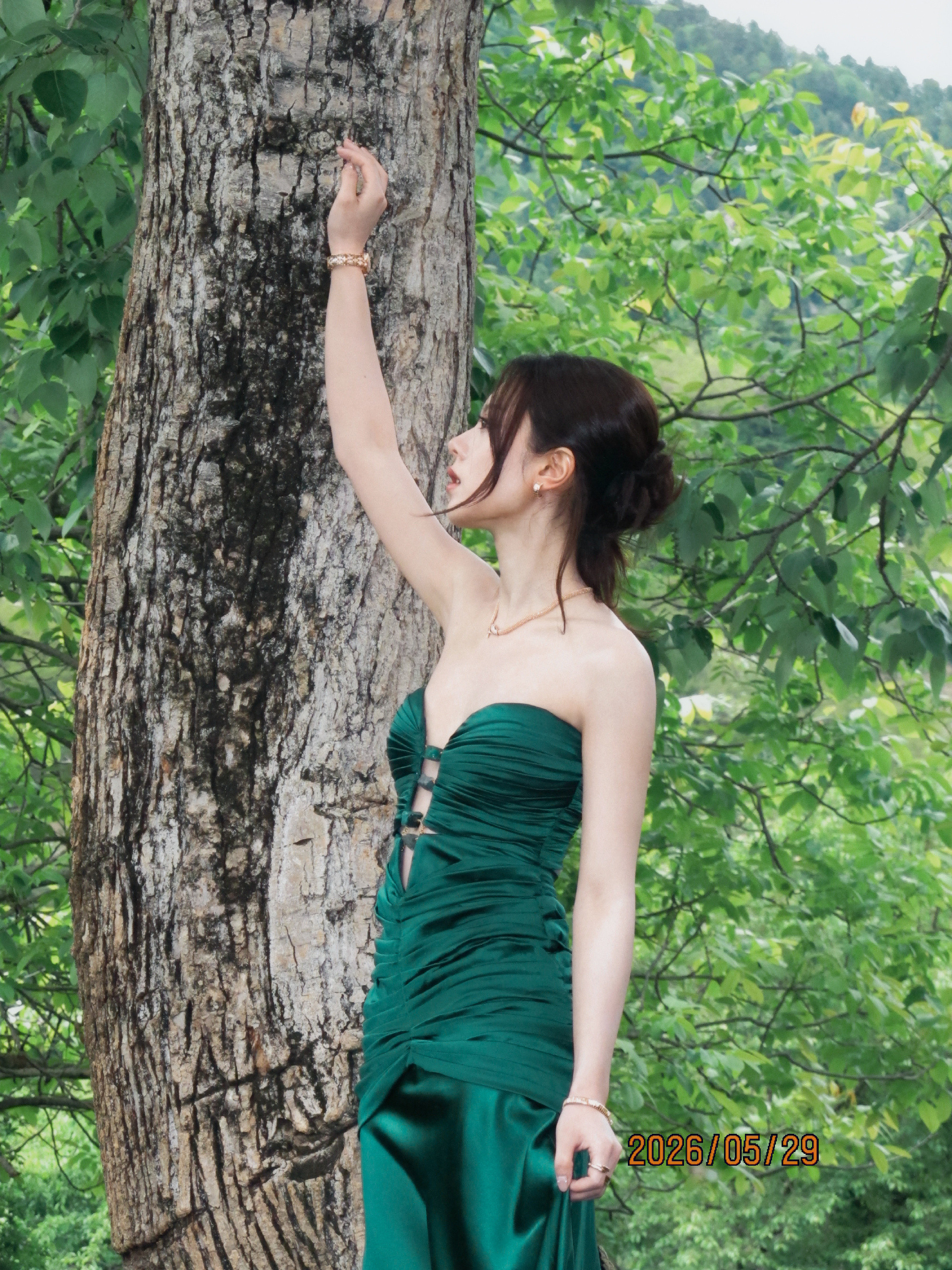 赵今麦绿野仙踪从绿野深处走来的灵动少女，优越的身形仪态，把童话意境诠释得淋漓尽