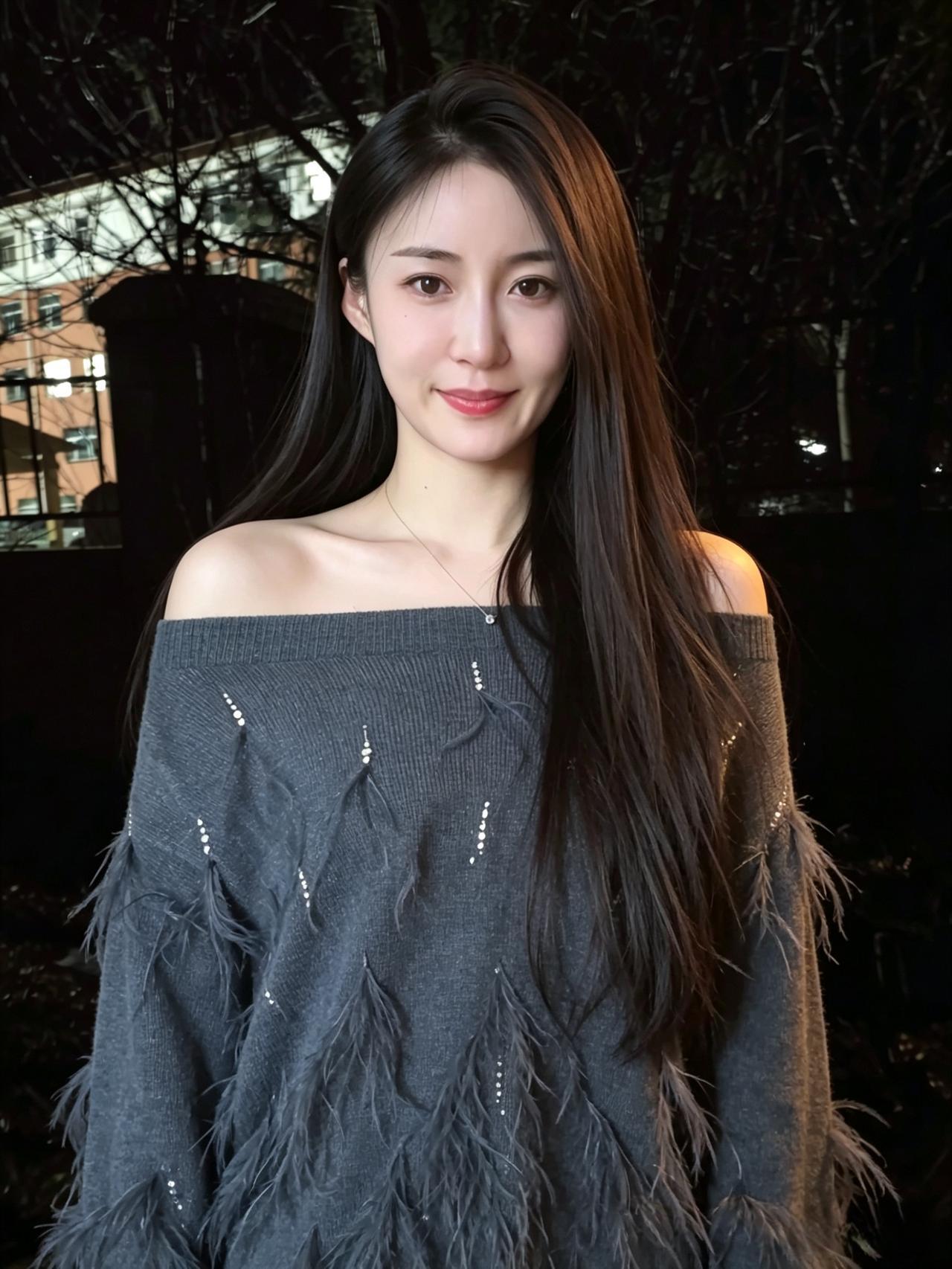 寒枝缀夜透清光，露肩衫软缀银芒。一笑嫣然胜灯火，漫将夜色染成香。