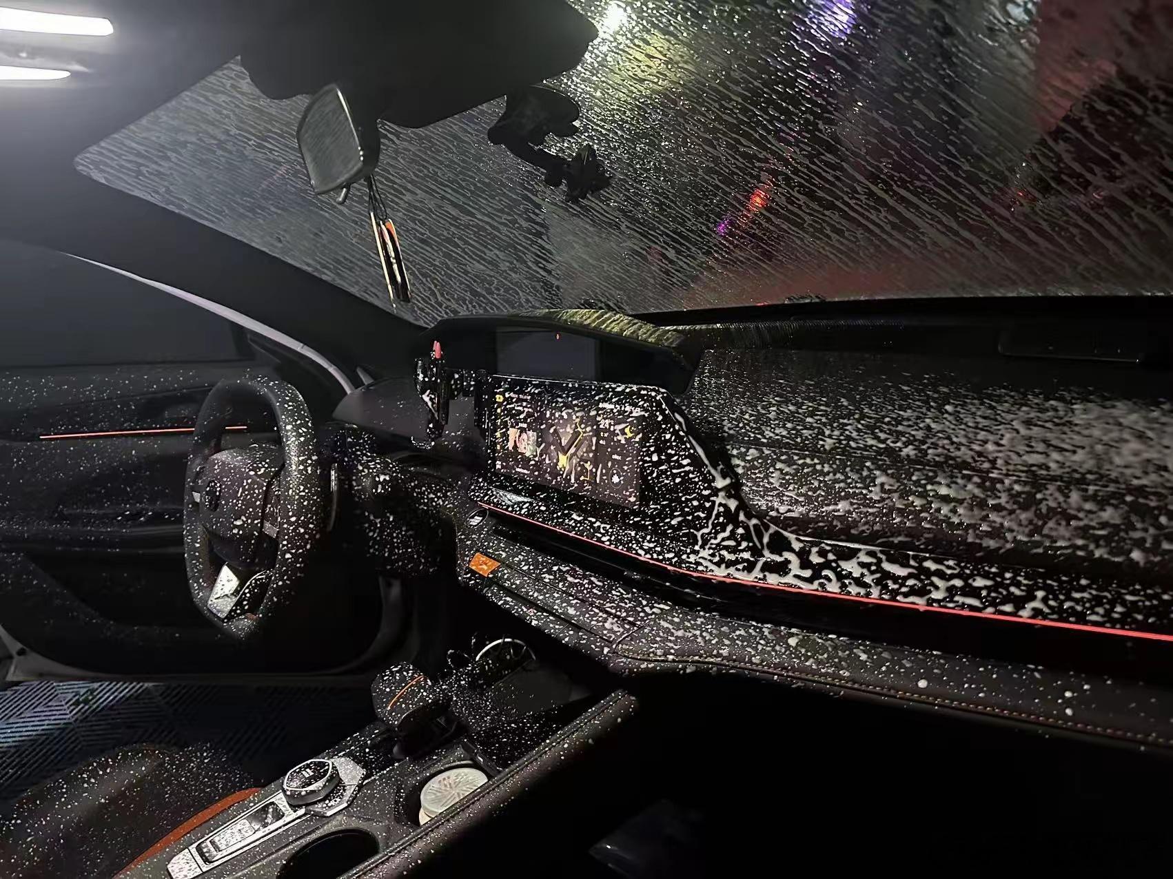 网友自助洗车打泡沫时，误碰钥匙开窗，内饰被泡沫糊满。不用换车，用抹布擦干净就行