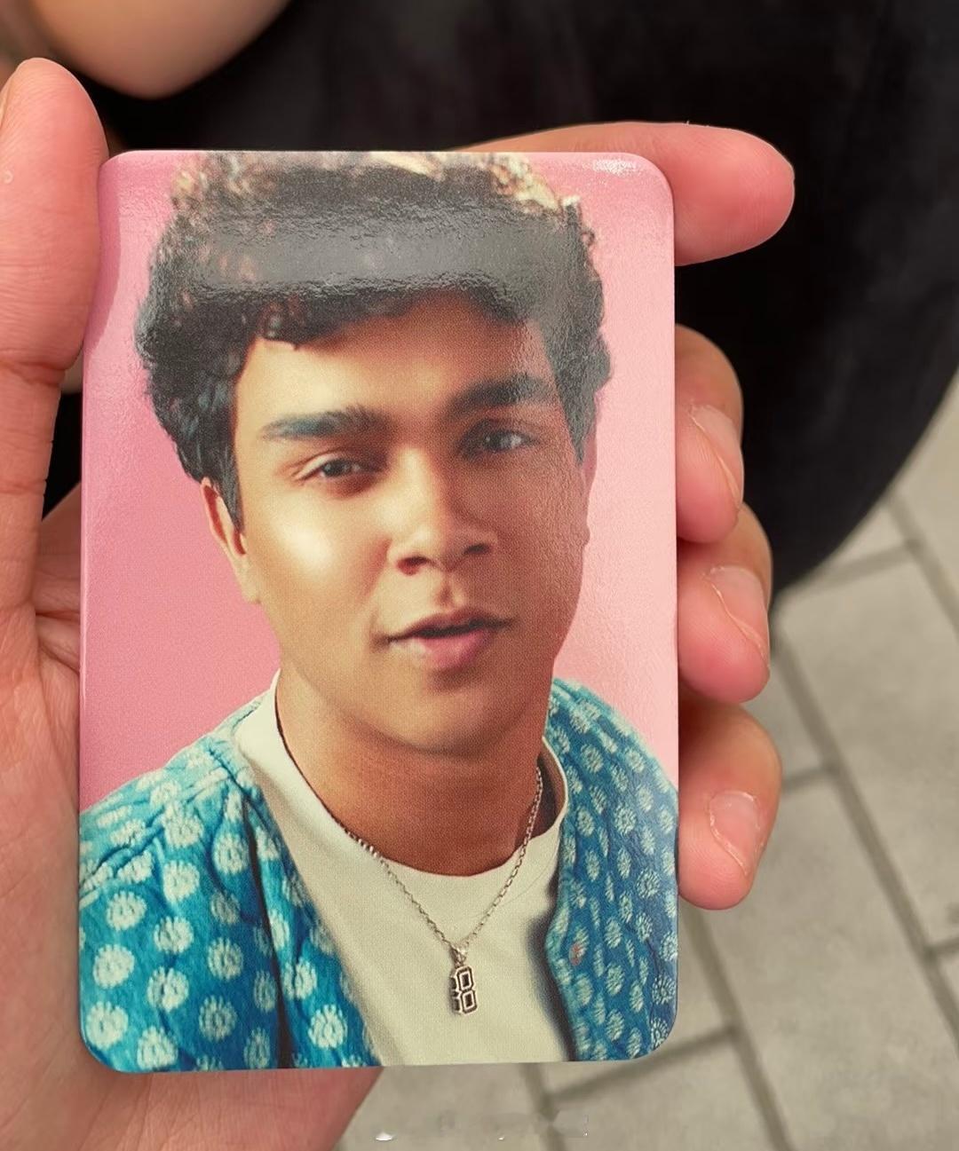 S.M英国男团也出了小卡，抽到都觉得是恶搞的程度，哈哈哈哈哈哈哈哈太幽默了！​