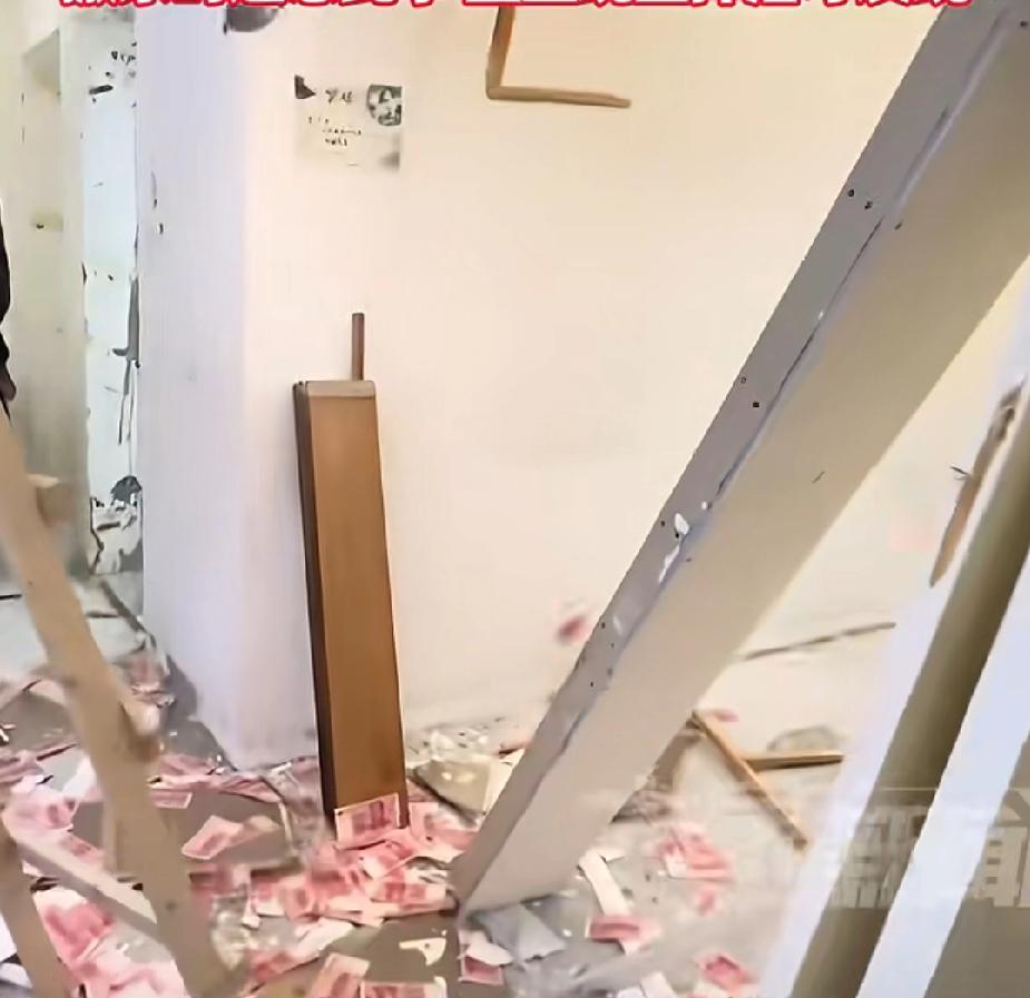 四川成都的周先生在翻新一套二手房时，意外从吊顶里拆出两万多元现金，3月18号他向