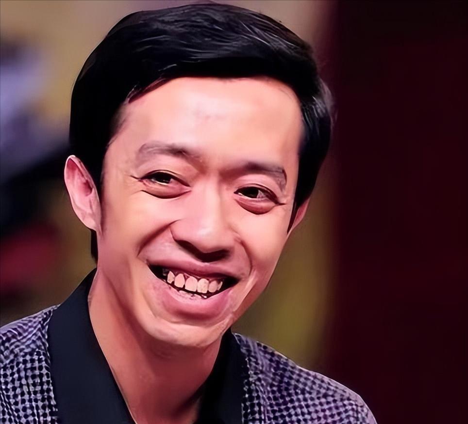 有一次，主持人问李菁：“你离开德云社最直接的原因是什么？”李菁说了2点，却让郭德