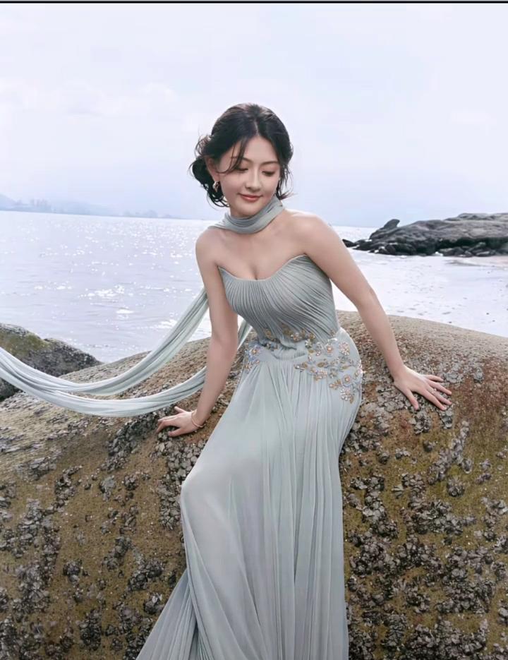 内地女演员梁洁海边照好美哦[赞]娱乐，性感妩媚