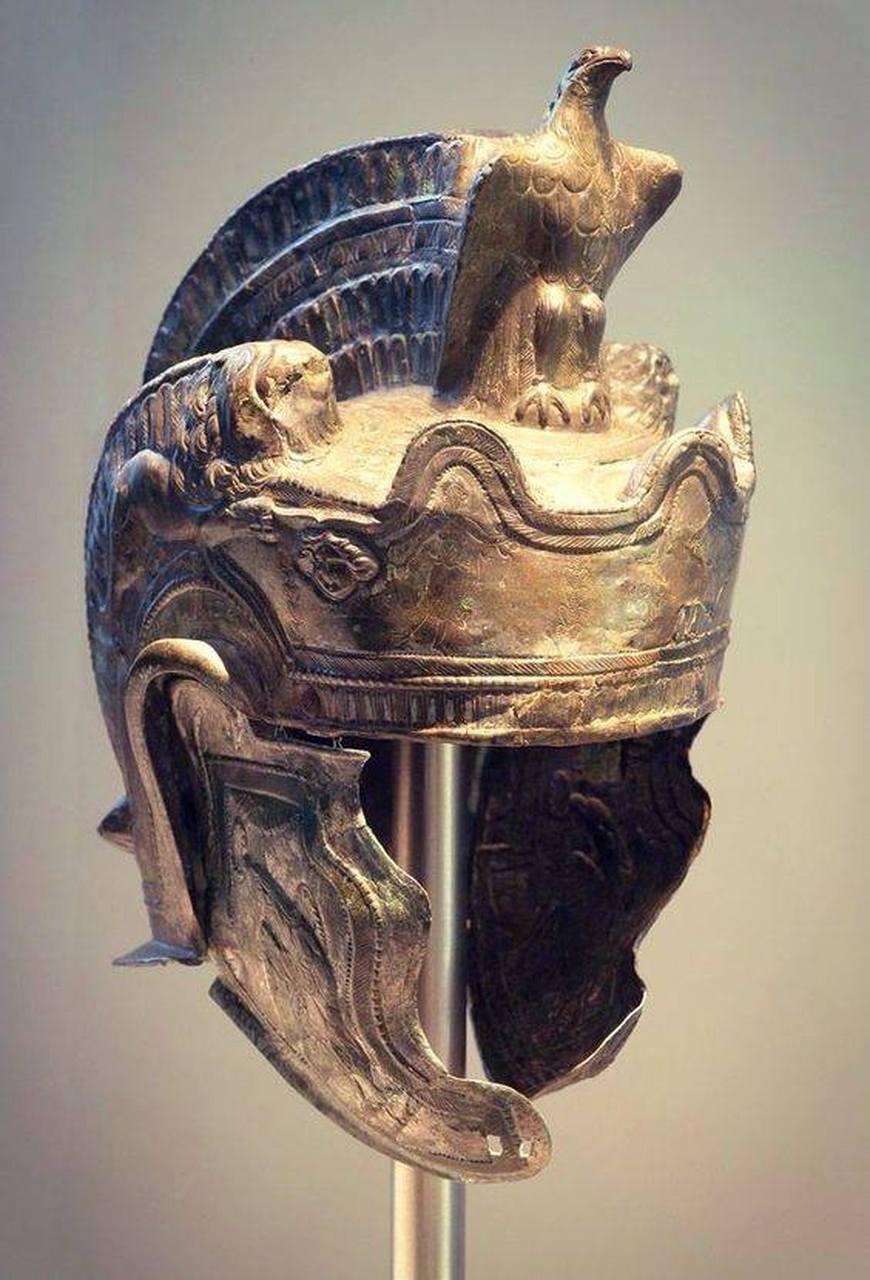 从史前巨石阵到萨顿胡的头盔，不列颠的考古发现其实是一场关于“融合与断裂”的叙事。