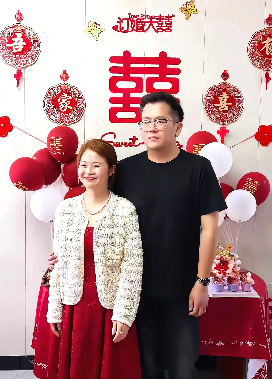 这彩礼有多少万啊，男方脸上都没笑容啊。