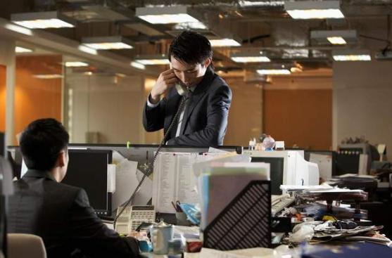 职场旧秩序全面崩塌，不再是老板拿捏打工人，而是全球年轻人开始反向掌控职场主动权。