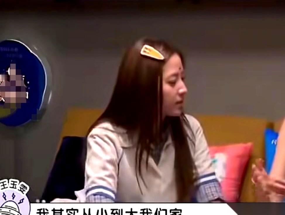 一段节目访谈里，女演员王玉雯坐在镜头前，讲了一件家里极其日常的小事。她说，从小到大，爸妈从来没抱过她