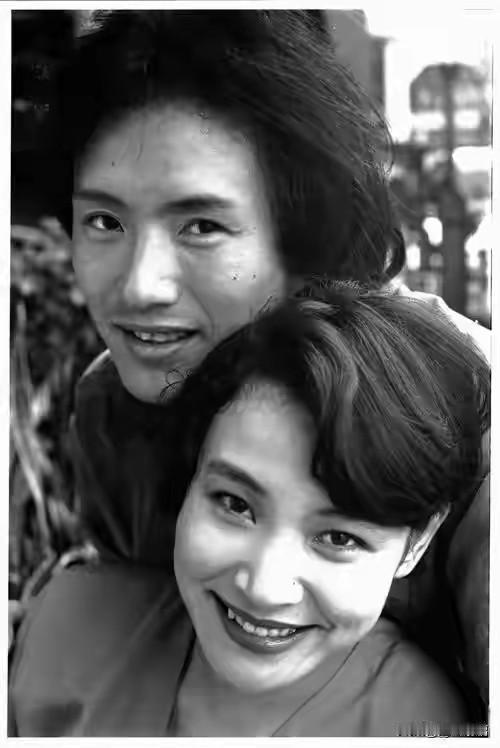 这是陈冲的哥哥陈川，跟妹妹一样，早早出国了，妻子是外国人。他1959年生于上