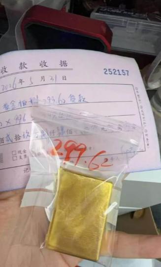 广东深圳，一女子分2次，卖79.6万黄金。卖之前，她长了个心眼，核实了买家的身份