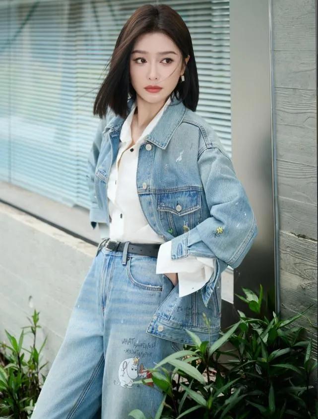 秦岚这一身牛仔套装太好看了，浅蓝牛仔外套搭配同色系阔腿喇叭牛仔裤，里面简单一件白