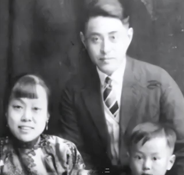 1957年，“旅美中国科学家”杨振宁、李政道获得诺贝尔物理学奖，大大振奋了全球华