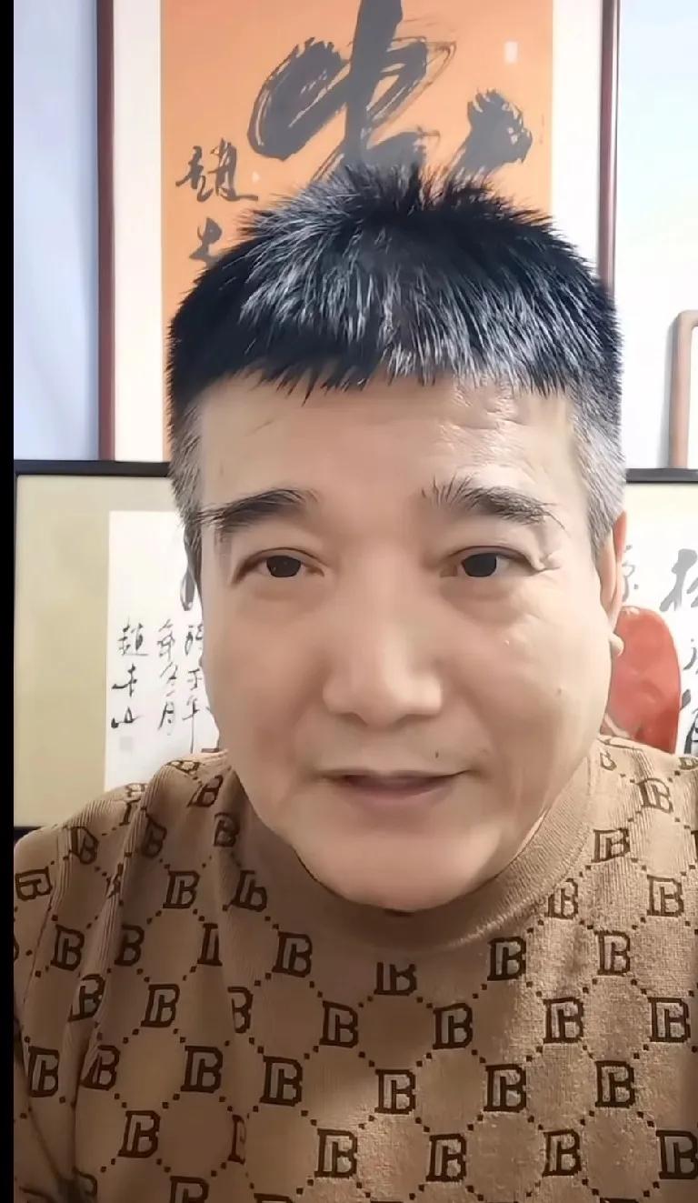 你敢信？当年为了演个小角色，钻进汽车后备箱赶场的人，现在身家上亿，还在节目里喊穷