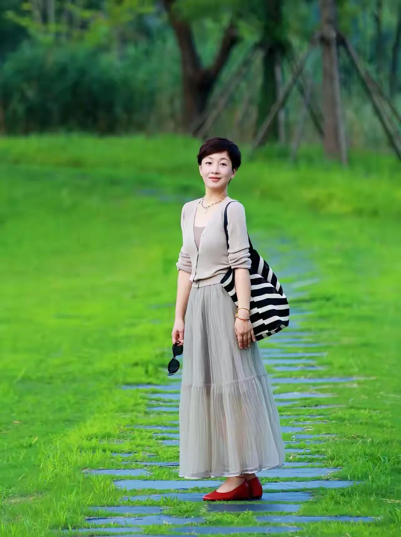 穿衣搭配优雅知性，身材窈窕迷人堪称完美，一头短发干练利落，标准的白领丽人。