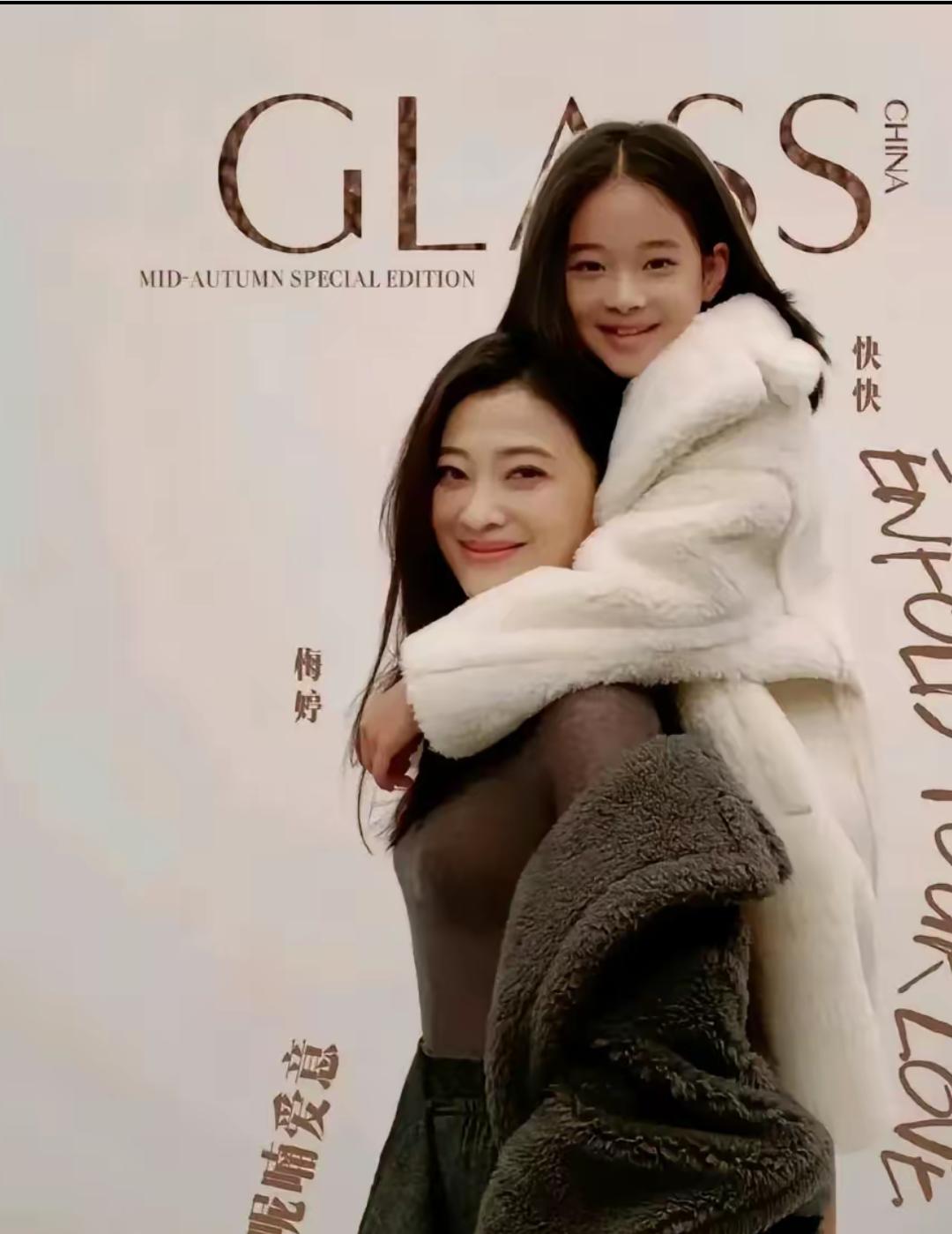 梅婷女儿好像梅婷，一颦一笑，和梅婷一样，简直生了个自己。