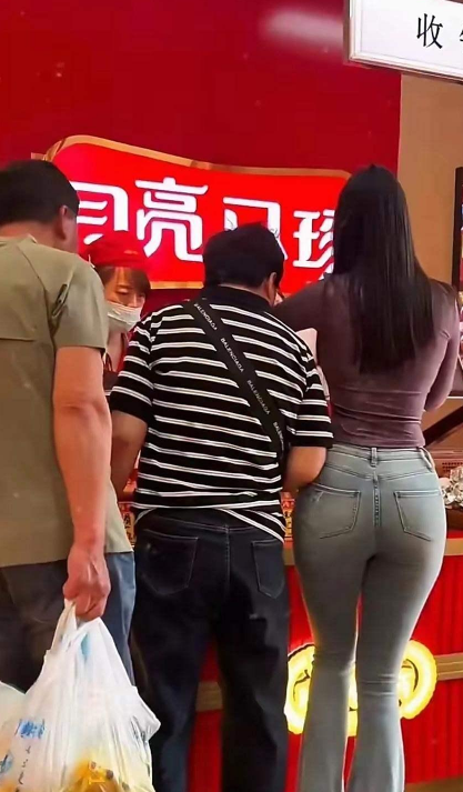 这个哥们应该很超有实力！