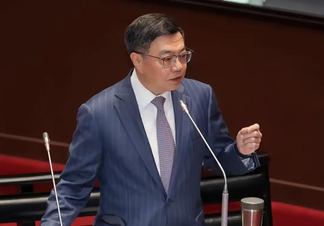 霍尔木兹海峡堵死的第三天，台湾行政院长取消全部上午行程，紧急召集财政、金管、经济