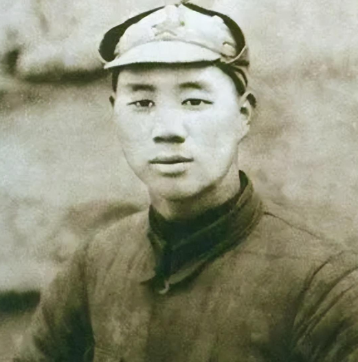 1939年，八路军营长缴获日军大衣，觉其材质佳，遂送予杨成武。未曾想，杨成武接