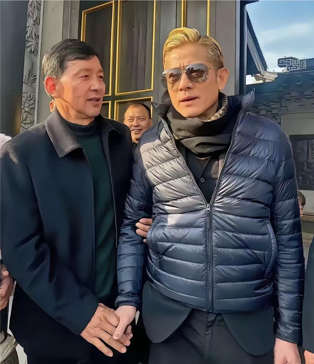 60岁的郭富城和58岁的岳父同框，两人相差两岁，可郭富城明显比岳父显年轻，郭富城