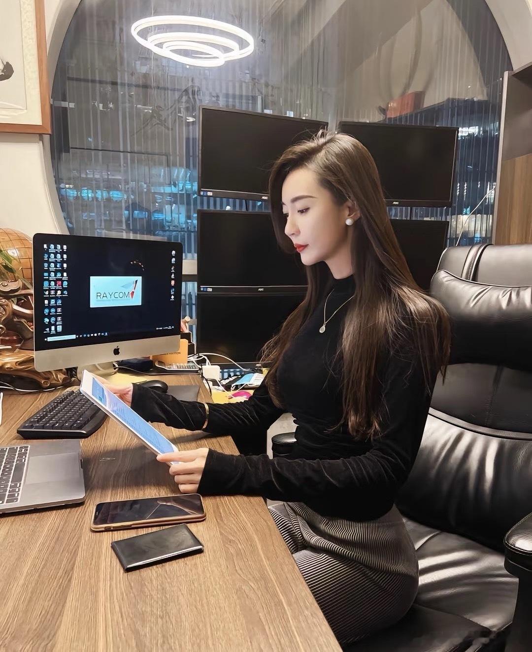 最近这几个投资方向挺值得关注。先说政策催化的电网设备，像中国电建、保变电气，“十