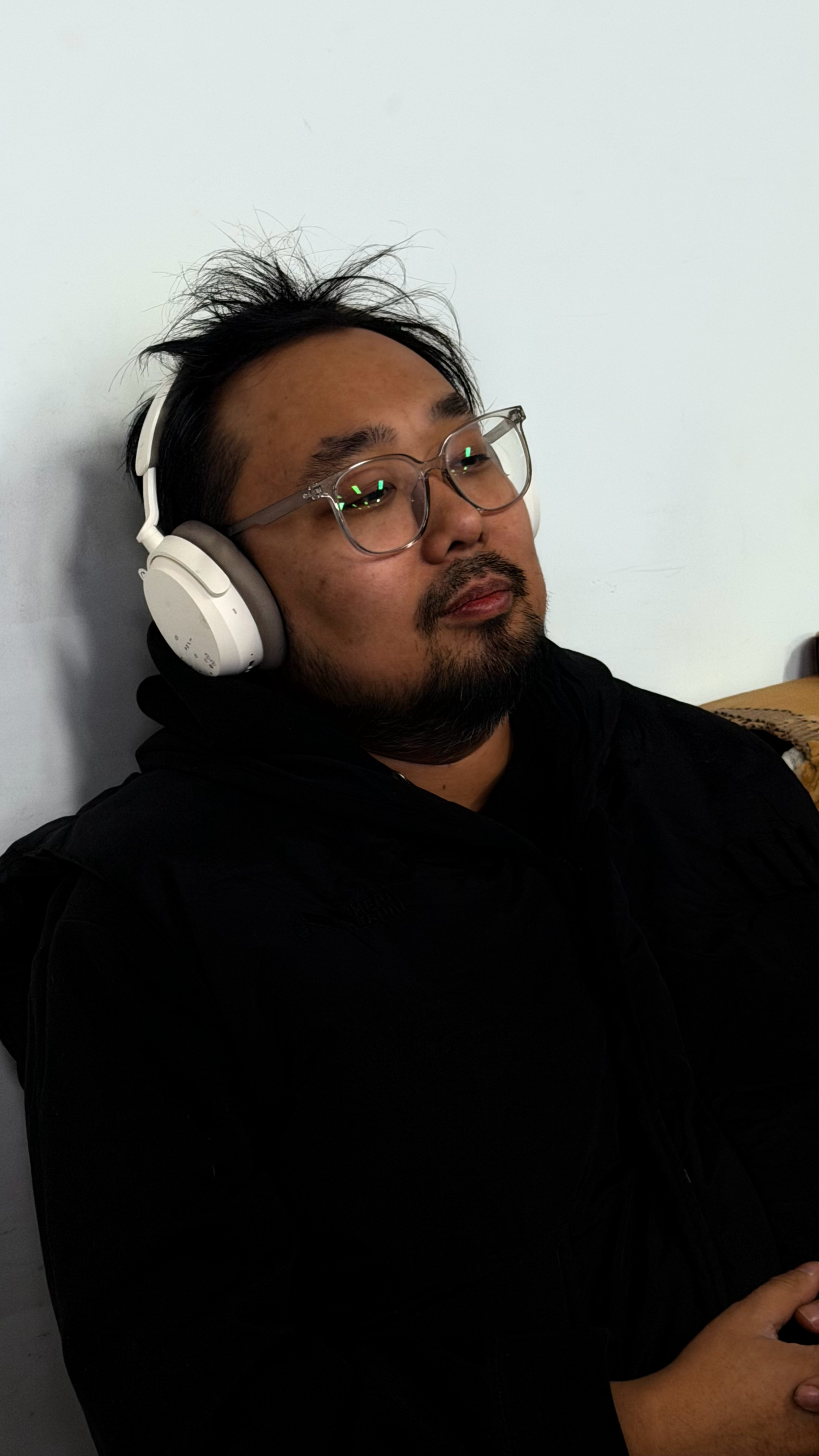 编辑老师的桌子！满满当当！！三块屏幕！两部手机！！太够劲了！！