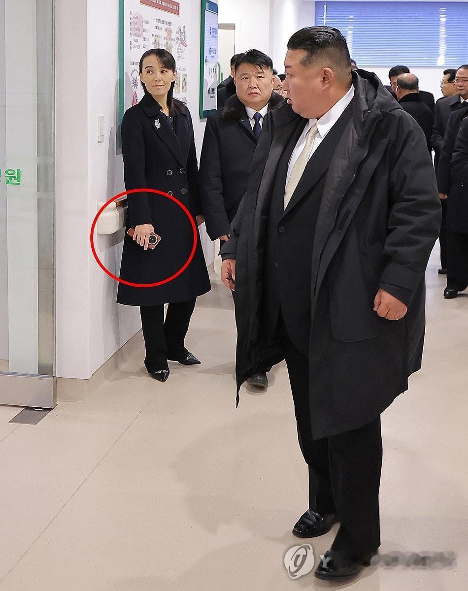 金正恩的胞妹手里拿的疑似中国折叠屏手机？非常吸引眼球。 12月15日，韩联社