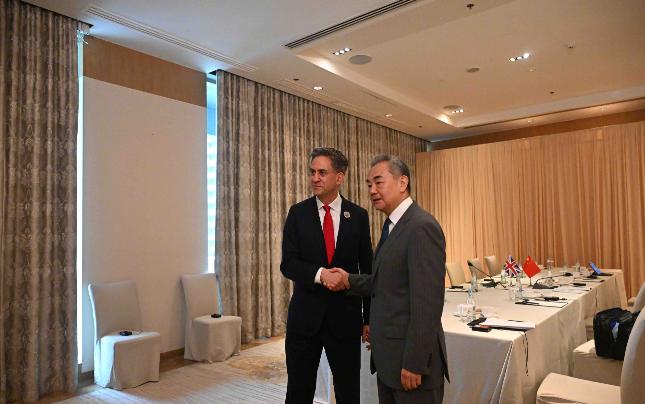 谈成了，英国答应中国。当地时间7月23日，正在菲律宾马尼拉出席东亚系列外长会的王