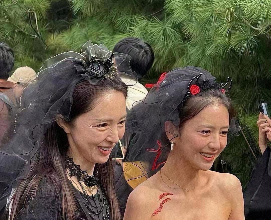 两大撞脸女神同框素颜出镜，没有舞台妆加持，瞬间多了几分普通人的真实感。董璇面色