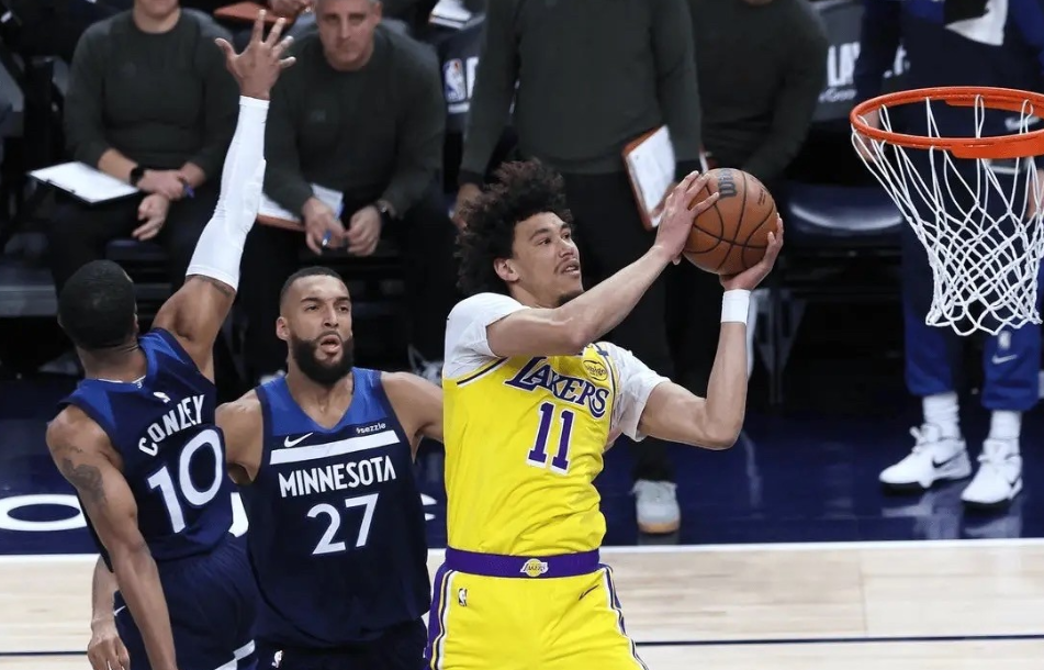 海斯妥协了据ESPN报道，湖人和自由球员海斯签下一份一年合同，下赛季作为艾顿