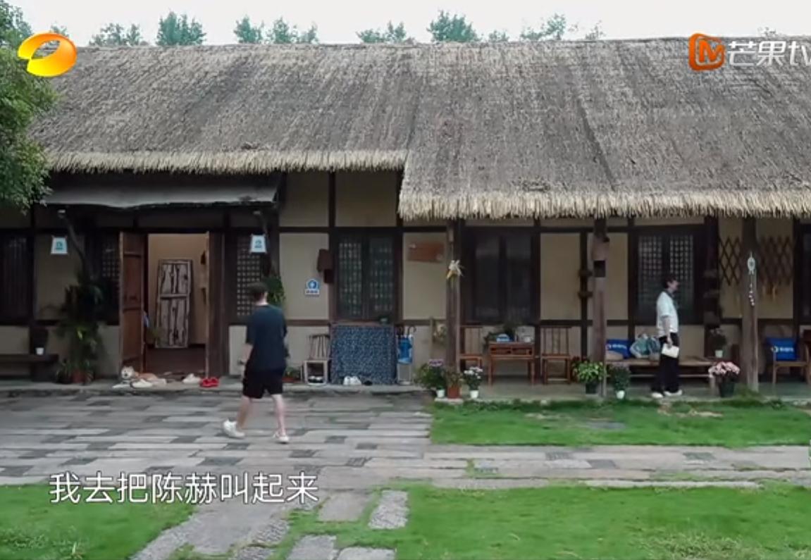 陈赫在《向往的生活》里也太松弛了吧！睡觉前把裤子脱成了一个马桶状。不看不知道