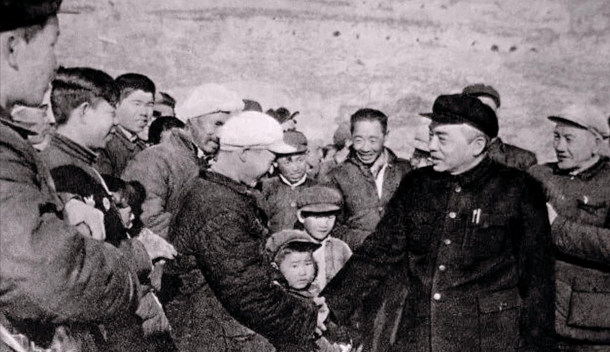 1958年，彭老总故地重返，来到大西北视察，兰州军区空军副政委程明大校负责迎接。