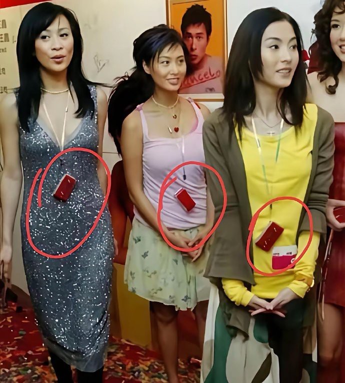 当年，手机刚亮相，女星们颈挂新宠，时尚前沿。如今，科技巨变，昔日潮流已成昨日黄花