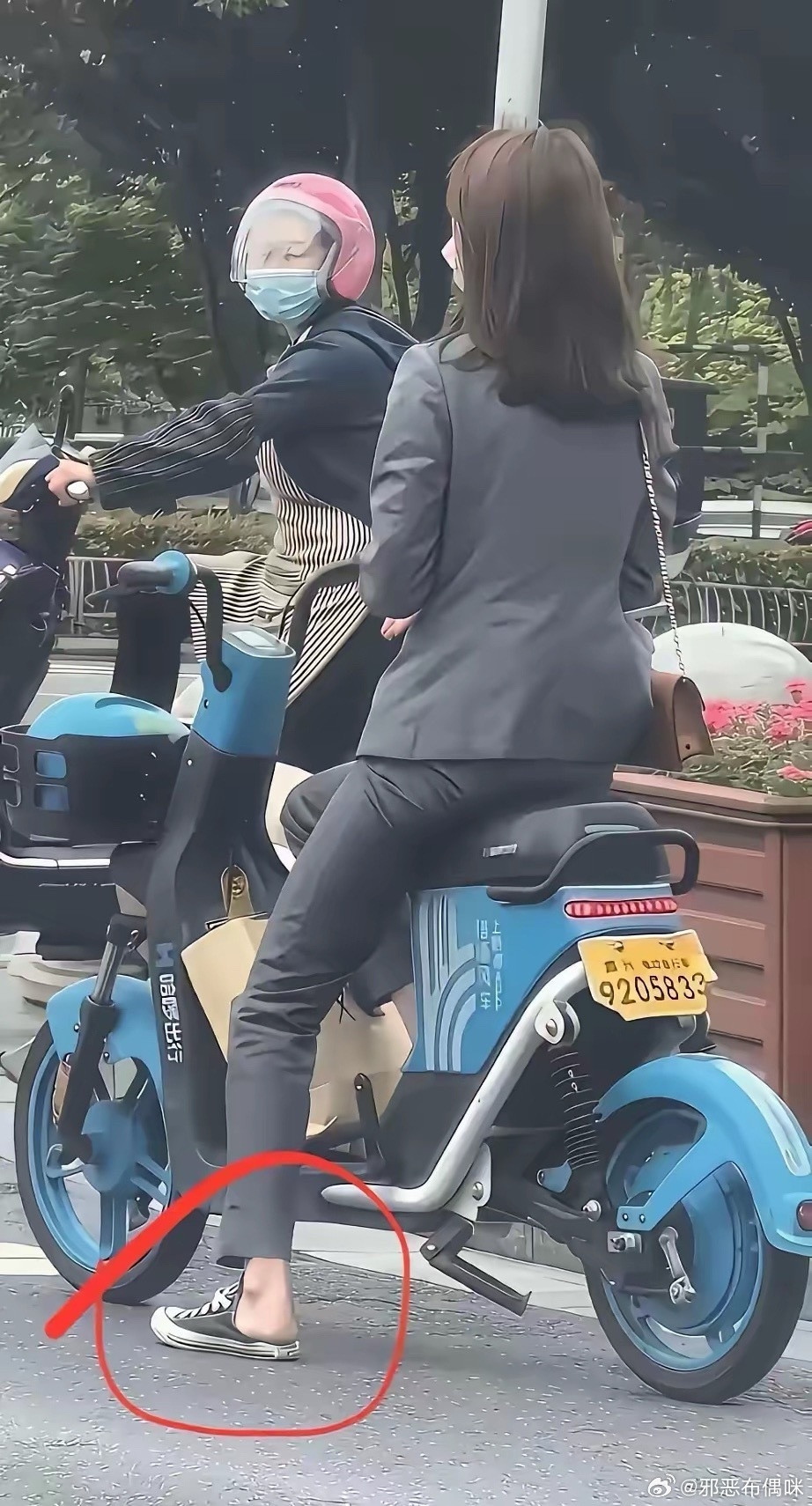 为什么喜欢这样穿鞋子看着难受